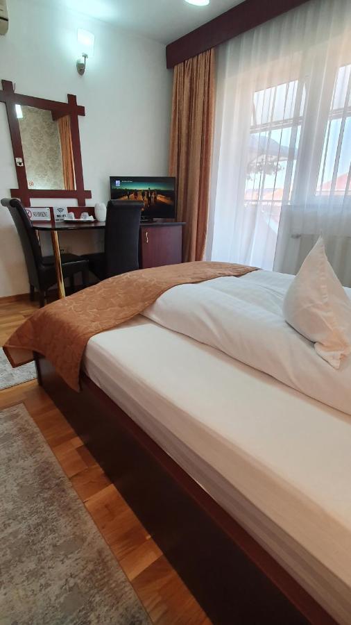 Pensiunea Select Arad Buitenkant foto