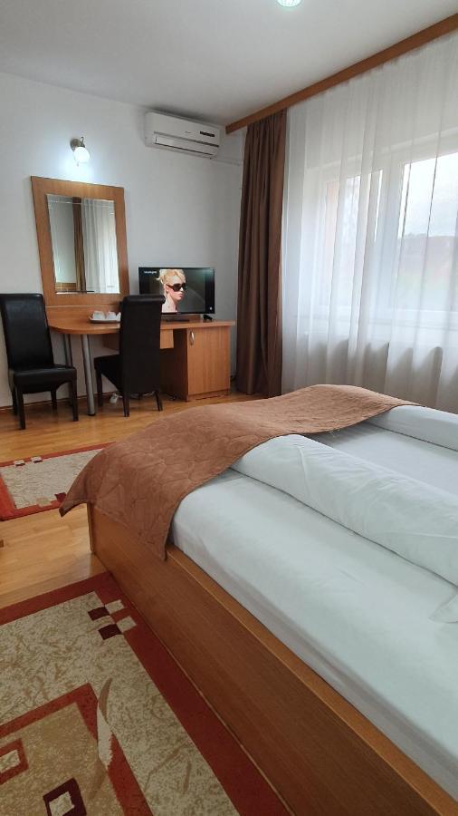 Pensiunea Select Arad Buitenkant foto